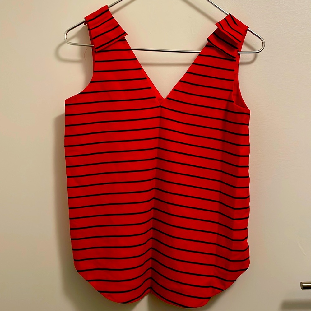 Double V tank with shoulder bow detail